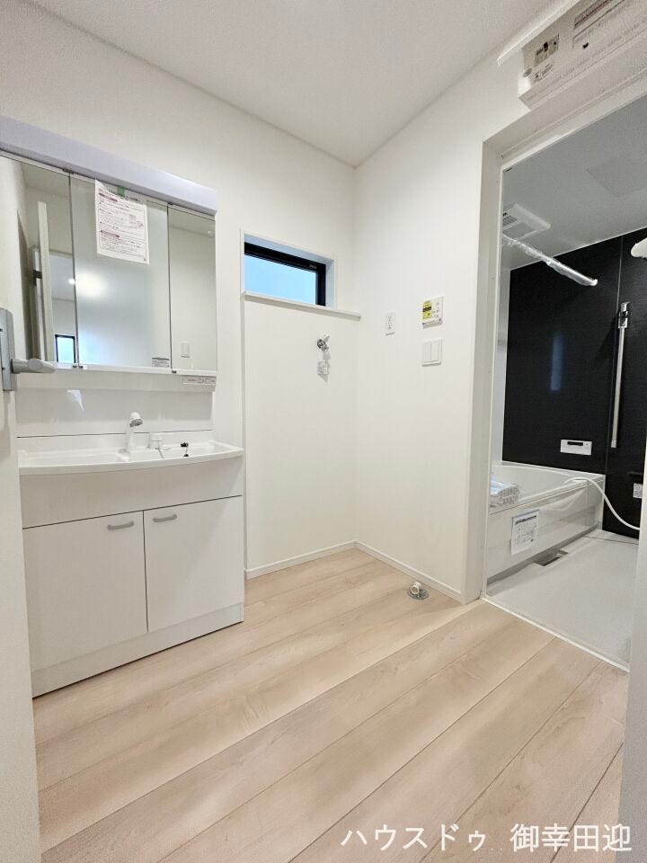 ■□■清々しいリフレッシュ空間■□■
自分を磨き、気持ちを切り替える。心地よい光が差し込むプライベートスペース。