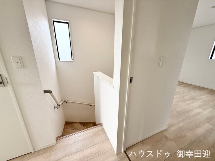 ■□■暮らしを繋ぐ、明るい動線■□■採光窓から光が差し込み、足元を優しく照らす。安全で快適な、家族の生活を支える縦の繋がりです。