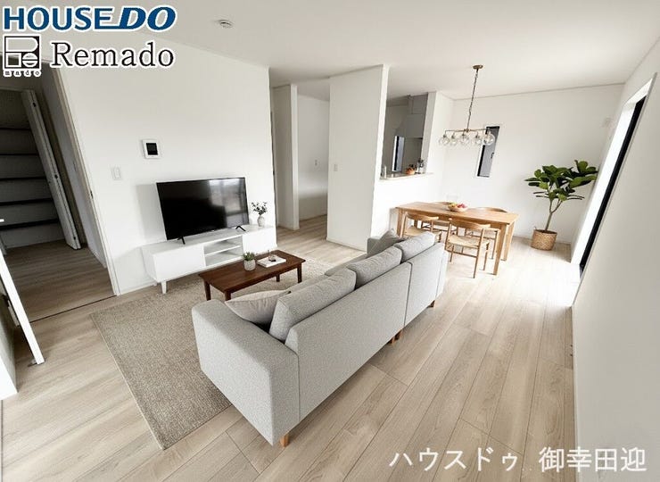 【リビング】
■□■家族の笑顔が集う、安らぎとくつろぎの中心地■□■お気に入りの家具を迎え、窓からは心地の良い光が差し込みます。※CGで家具を配置しています。