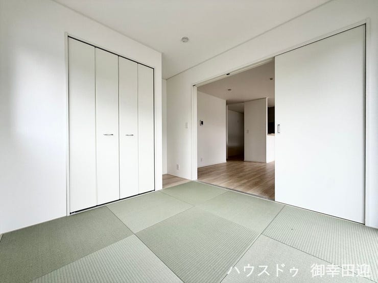 ■□■憩いと多用途の万能空間■□■ゲストをもてなし、昼寝や家事にも使える、畳のぬくもりが心地よい多目的スペース。