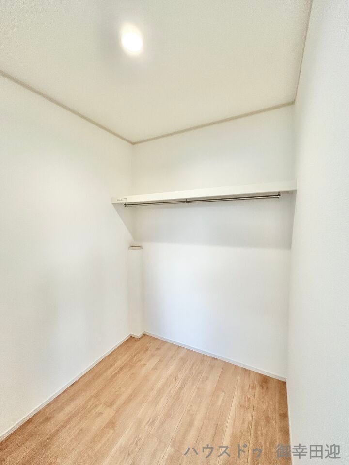 ■□■2階7帖洋室WIC■□■
洋服、寝具、季節物の家電などを収納できるスペースです♪