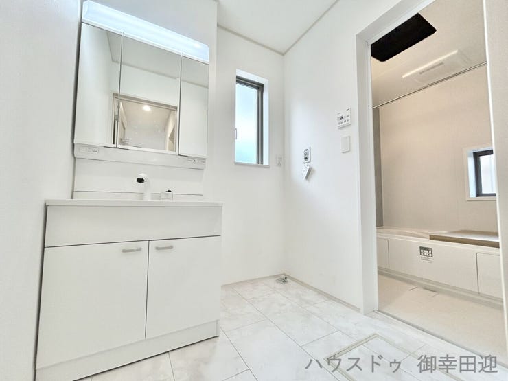 ■□■暮らしの小さなアトリエである洗面所■□■
収納豊富な独立洗面台付きです♪