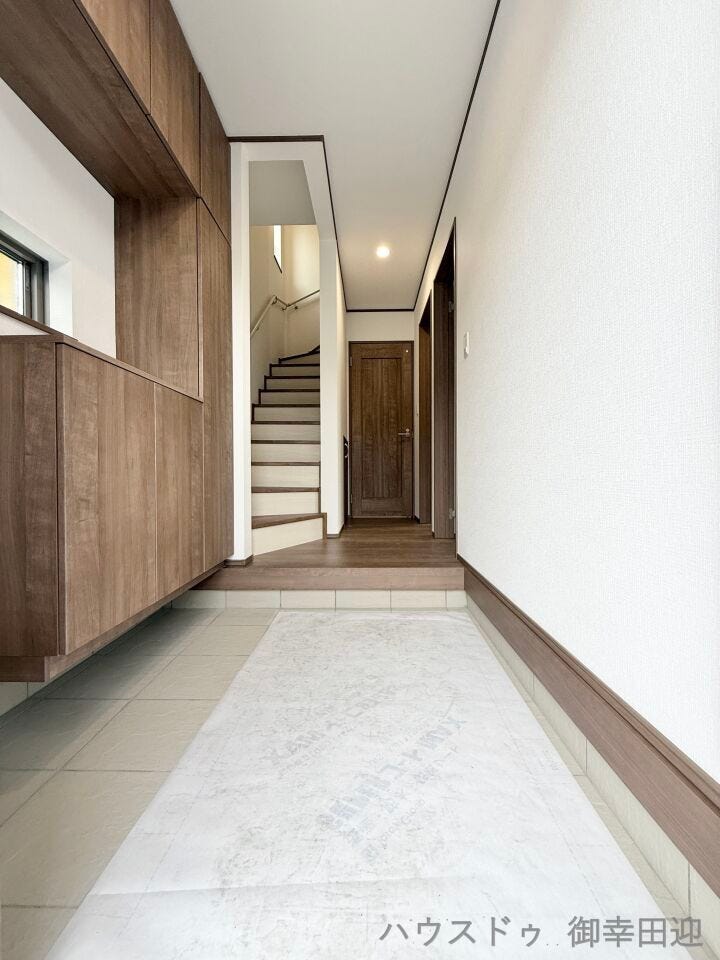 ■□■「しまう」が叶える、美しい玄関■□■大容量のシューズボックスがあることでいつも整理された、気持ちの良い「家の顔」を保てます。