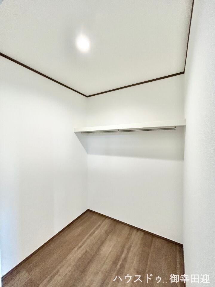 ■□■2階8帖洋室WIC■□■
洋服、寝具、季節物の家電などを収納できるスペースです♪