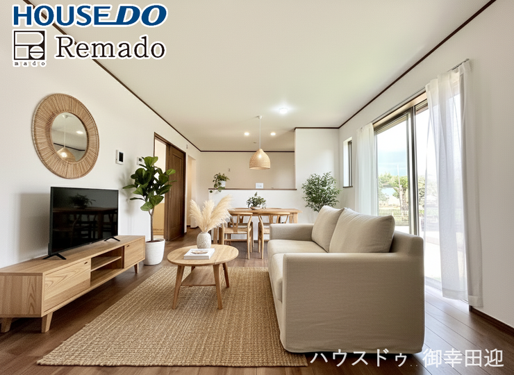 【リビング】
■□■インテリアが映える洗練されたリビング■□■
家具の配置を考えたり、ご自身の生活を実際にイメージしてもらうのも内覧ツアーの醍醐味です♪※CG加工により家具を配置しています。