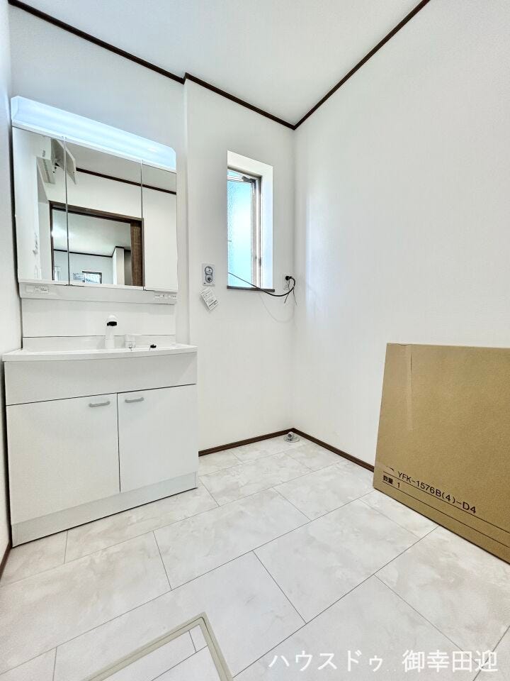 ■□■暮らしの小さなアトリエである洗面所■□■
収納豊富な独立洗面台付きです♪