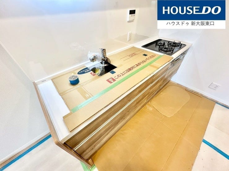 三口コンロとグリル付きのシステムキッチン