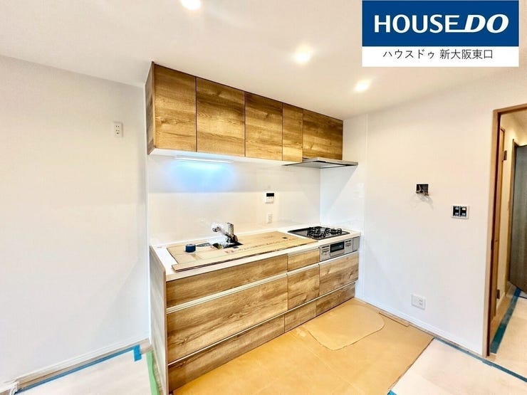 三口コンロとグリル付きのシステムキッチン