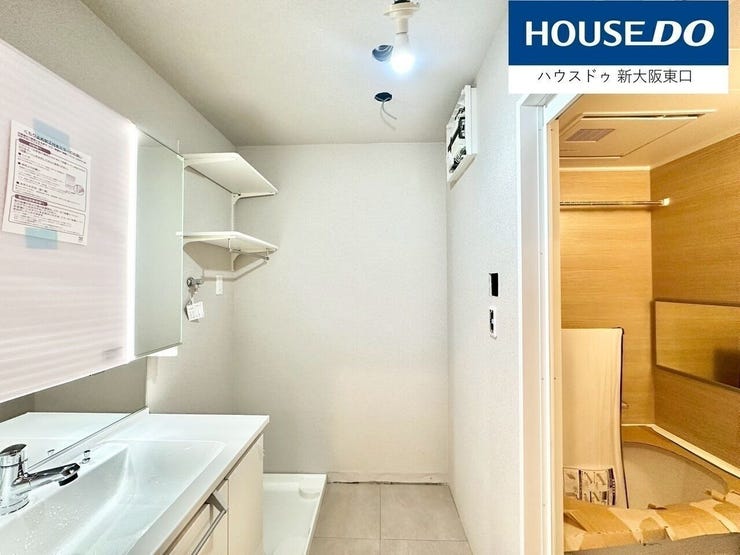 広くて棚付きの洗面所です。