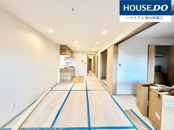 13条以上のLDK!
南向きのバルコニーで明るく陽当たり良好!
右のお部屋は、5.5帖の洋室です。