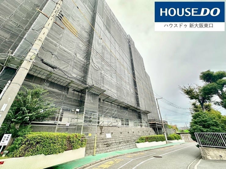 写真を撮りに行ったときは外装工事中でした。
外見もピカピカになりますよ!!