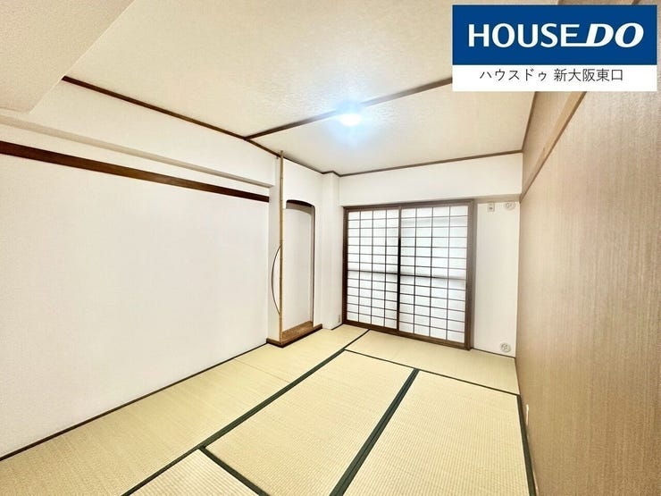 和室も明るいです。
天井に傾斜がついていて、とってもおしゃれ!!