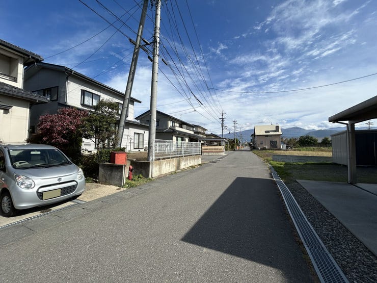 南側前面道路(西から東)