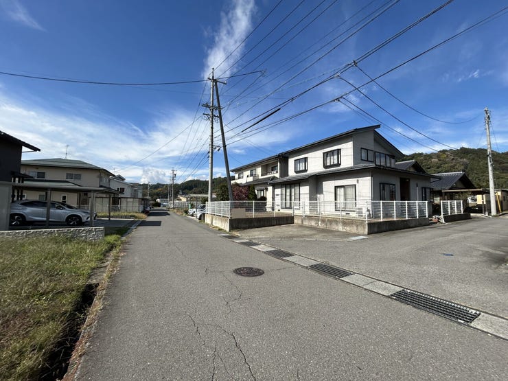 南側前面道路(西から東)