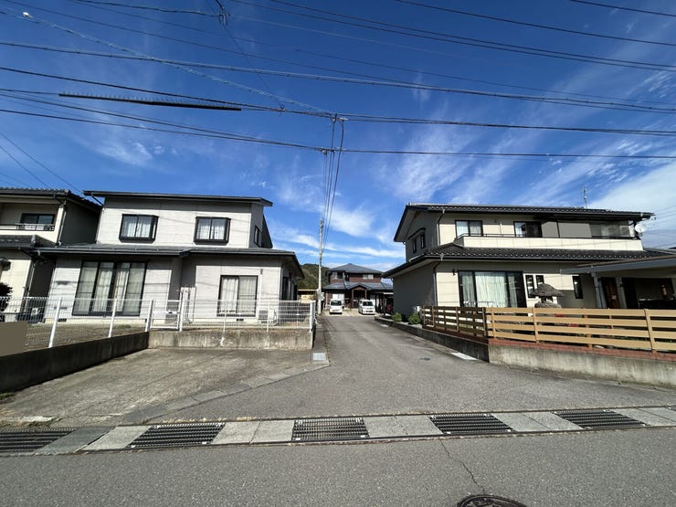 東側前面道路(南から北)