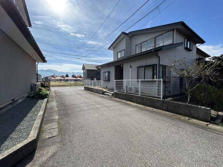 東側前面道路(北から南)