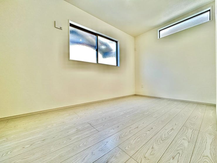 ◇2階洋室5帖◇
北側のお部屋でも2面採光により採光が届くお部屋です♪北面の窓は、上部に位置し、プライバシーも守れますね。お子様のお部屋や趣味のお部屋としていかがでしょうか。