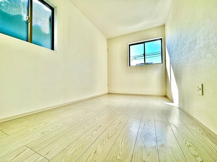 ◇2階洋室5.6帖◇
家族の成長に合わせ多目的に使える居室です。お子様のお部屋や、趣味のお部屋にしたり、使いやすい造りのお部屋になっています。クローゼット完備ですので、お部屋がスッキリしますね。