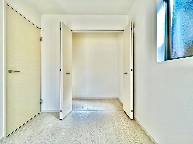 ◇収納◇
大容量のクローゼット完備。お洋服もたくさん収納できて、お部屋がスッキリします。ハンガーパイプが設置されており外套や大切なお洋服は傷まないよう、そのままかけて収納できます。