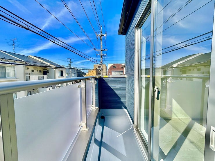 ◇バルコニー◇
南側に面したバルコニーですので1日を通して明るいです。陽の光がたっぷりと降り注ぎますのでお洗濯物もよく乾きそうですね。日中の最も洗濯物干しに適した時間帯を最大限に活用できます。