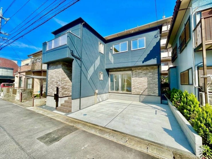 ◇駐車場◇
並列2台駐車可能なスペースがあります。ご夫婦でお車をお持ちの方も安心です。駐車スペースにはお車だけでなく、自転車やバイクなども置いていただけそうです。