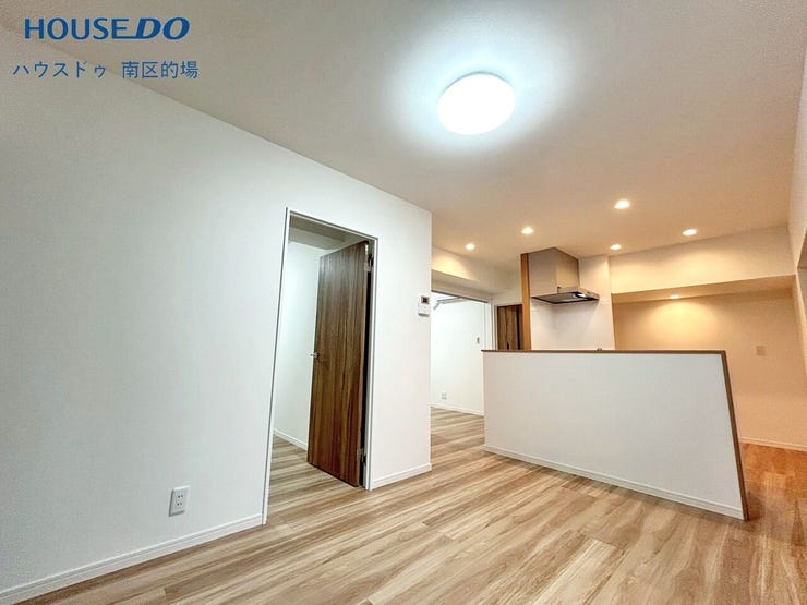 【リビング】
バルコニーに面した大きな窓が開放感を演出してくれる明るいリビング。