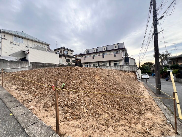 【外観】
随時ご案内可能です♪
また、弊社にて建築も行っておりますので、注文住宅のご相談もOKです♪当物件はもちろんですが、他に気になる物件のご案内、資金計画、物件詳細等お気軽にお問い合わせください!!