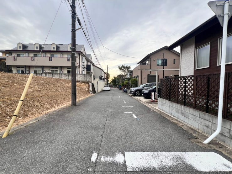 周辺は、スーパー、コンビニ、ドラッグストア等々生活利便施設がそろっている暮らしやすいエリアです。