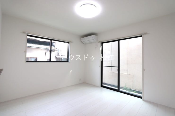 エアコンが設置され、すぐに快適な暮らしを始められます。ゆったりと家族みんなでくつろげるリビング。入居後すぐに心地よく過ごせるのが嬉しいポイントです。