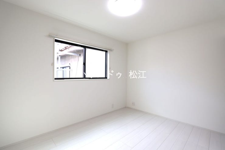 ホワイトを基調とした明るく清潔感のある6帖の洋室。ゆとりある広さで、寝室や子ども部屋などさまざまな用途に活用できます。