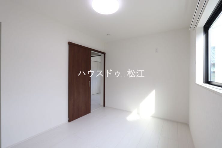 シンプルで家具やインテリアにも合わせやすく、お好みのコーディネートを楽しめます。