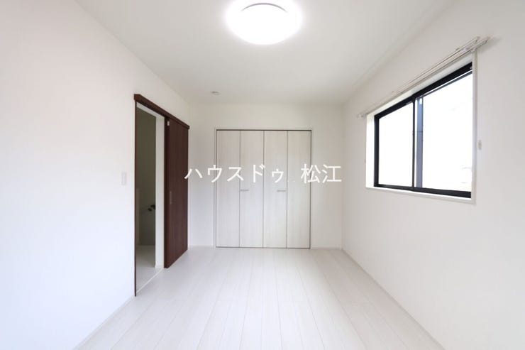 7.5帖のゆとりある洋室は、2ヶ所の窓から陽光が差し込む明るく心地よい空間。主寝室や子ども部屋など幅広く活用できます。クローゼットも備えており、衣類や身の回りのものをしっかり収納できます。