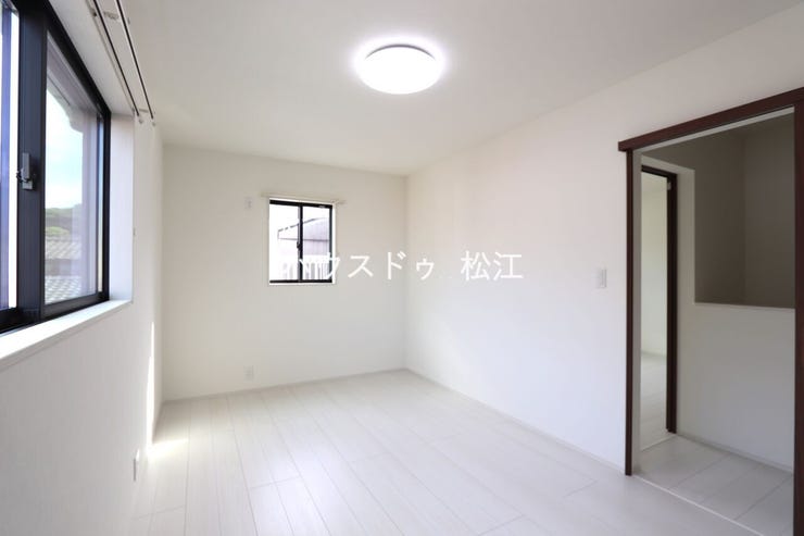 7.5帖のゆとりある洋室は、ベッドを置いても圧迫感が少なく、余裕を感じられる広さです。ゆったりとした空間で、読書やくつろぎの時間も心地よく過ごせる、落ち着いた一室です。