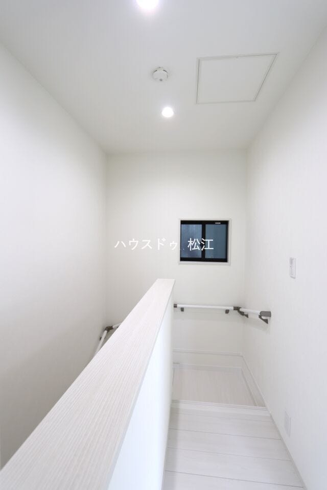 階段と洋室をつなぐ廊下部分です。