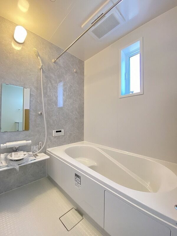 手足を伸ばしてゆったりと入ることのできる大きなバスタブ♪肩までしっかりと浸かれば心身ともにリラックス♪