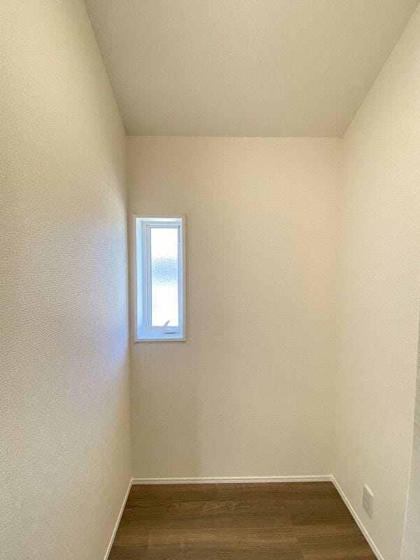 2階廊下にあるウォークinクローゼット♪季節物の衣類やお布団の他にもたくさんの物が収納できます!