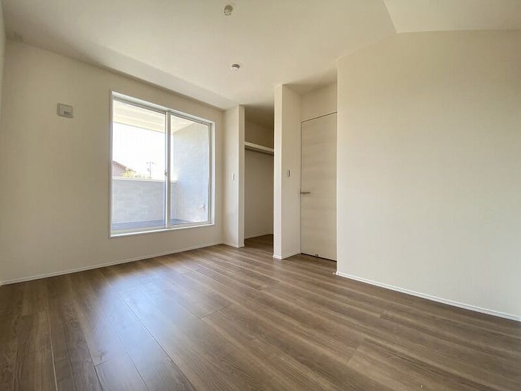 バルコニーに出られる大きな窓がある明るいお部屋♪