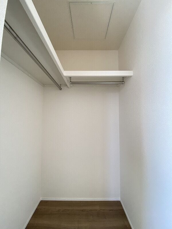 ウォークinクローゼットです♪棚とハンガーパイプが設置され収納しやすく、大きな荷物も収納できます!