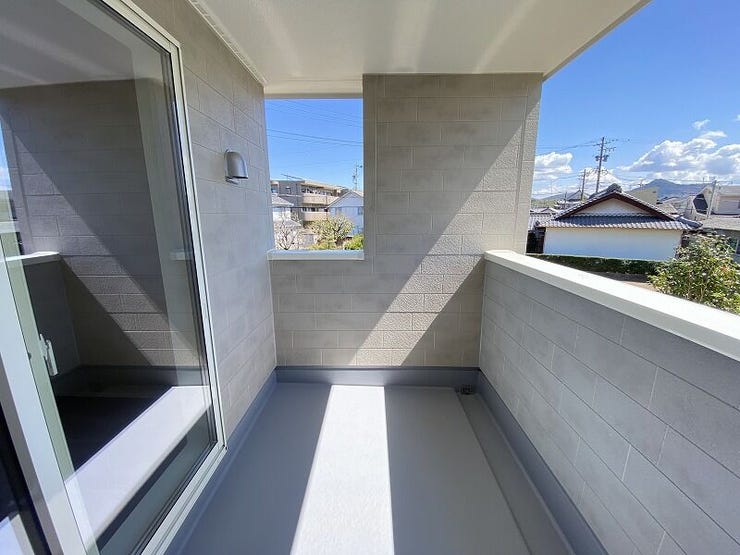 インナーバルコニーもあります♪突然の雨でも洗濯物が濡れにくいです♪