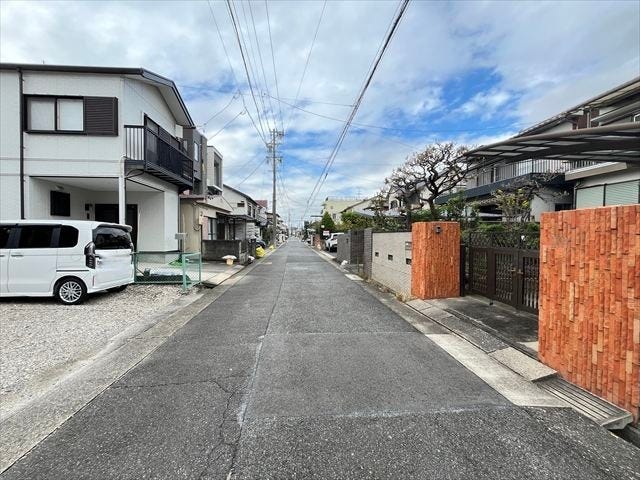 南側前面道路は、西方面への一方通行ということもあり、車の通りも多くなく駐車がしやすいです。 
(2025年10月24日撮影)