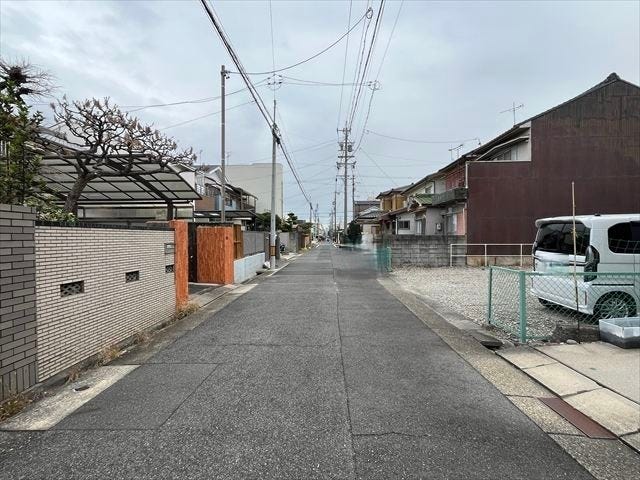 幅員約5.4mの前面道路です。車の出入りも少ないので、駐車も落ち着いてできます!
(2025年10月24日撮影)