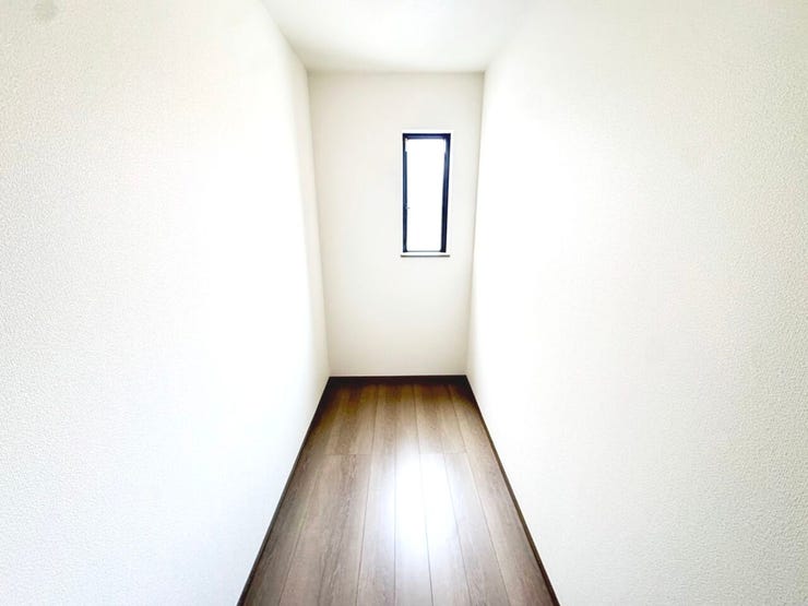 ◎納戸:2-C号棟(2/20撮影)
キッチン裏には2.25帖の納戸収納付!
スキーウエアやBBQ機材などの季節物やキャリーケースの収納などにピッタリです!