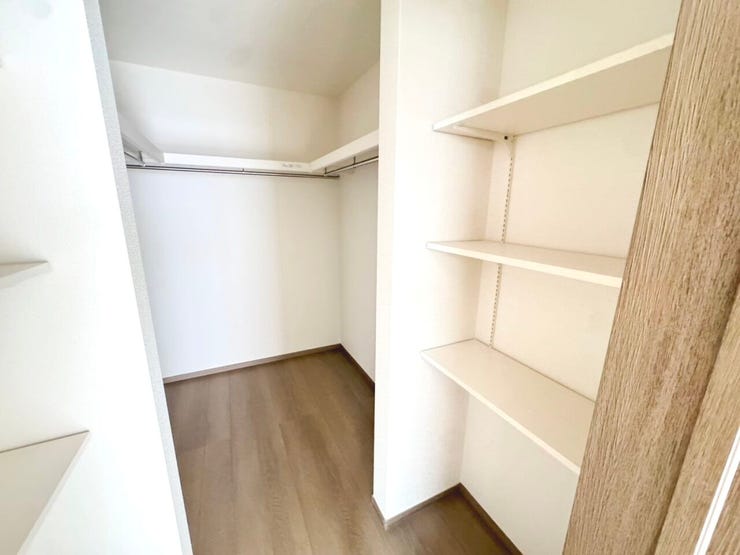 ◎WIC:2-C号棟(2/20撮影)
【全棟WIC付が標準装備◎】
奥行のあるWICは、お洋服だけでなく、季節物の家具や家電、ご来客用のお布団の収納スペースとしても使えます!