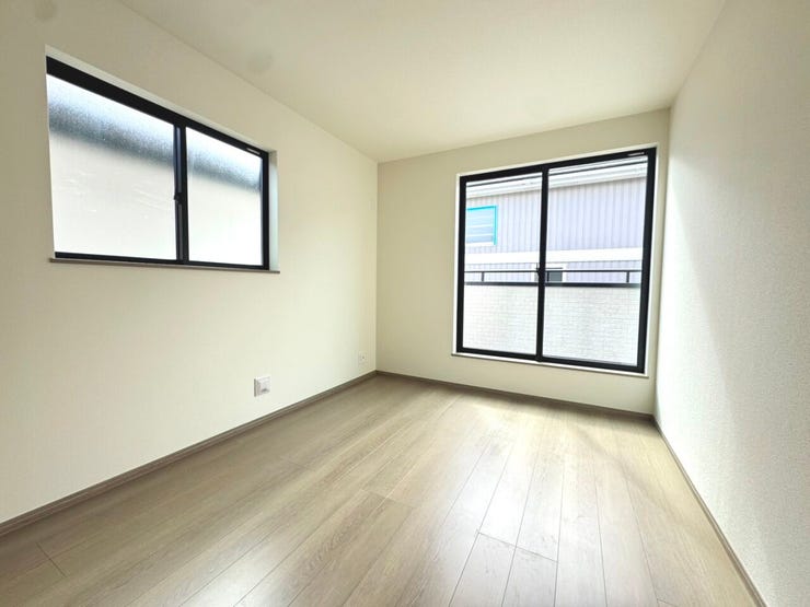 ◎洋室:2-C号棟(2/20撮影)
全居室2面採光!窓を2つ設けた事で光が差し込む温かい空間になっています!