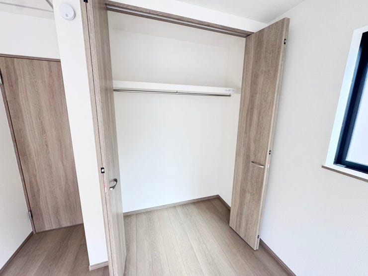 ◎収納:2-C号棟(2/20撮影)
収納扉は折戸扉になっているので、最小限のスペースで開閉が可能です◎レールがないので埃もたまらず、掃除がしやすいですね♪