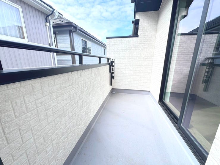 ◎バルコニー2-C号棟(2/20撮影)
南向きのバルコニーは日当たりも良く、洗濯物も気持ち良く干せそうです。