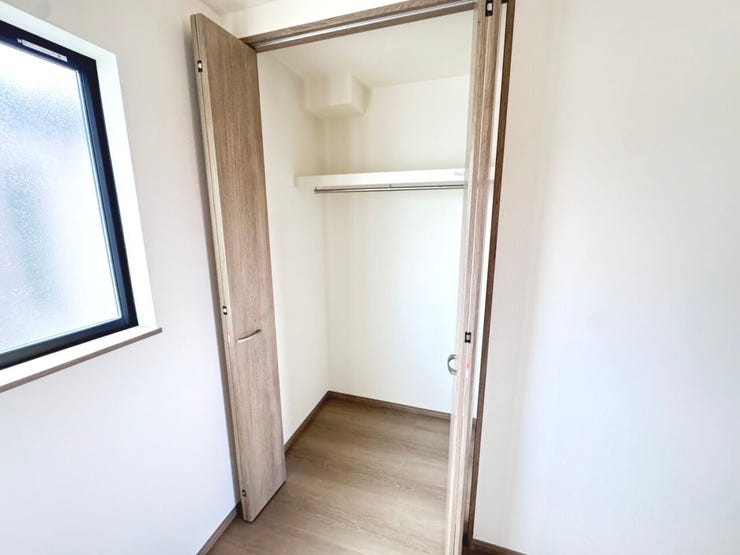 ◎収納:2-C号棟(2/20撮影)
クローゼット内には枕棚がついているので余りがちな上の空間もしっかり収納スペースとして利用可能!
収納横には可動棚付なので、バッグや魅せる収納ができます!