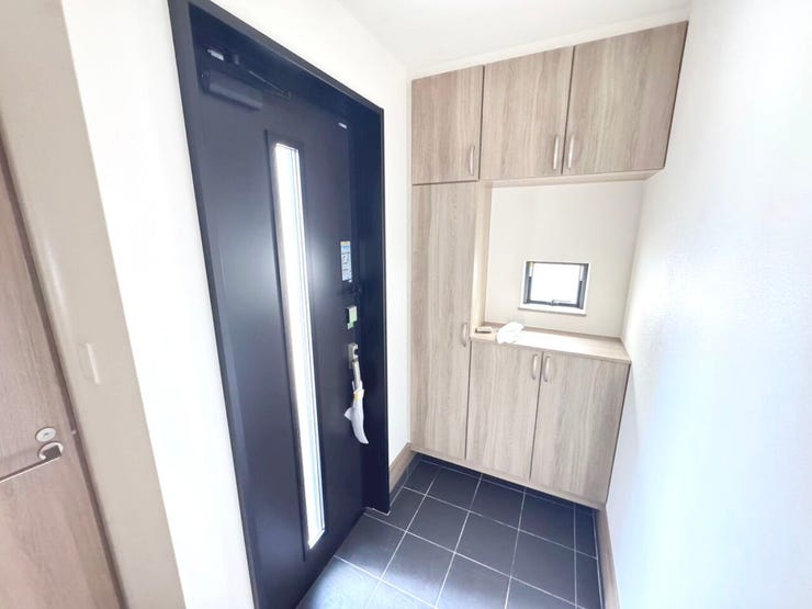 ◎玄関:2-C号棟(2/20撮影)
玄関収納はたっぷり収納できる大容量サイズ!ご家族分の靴もすっきり収納できます。