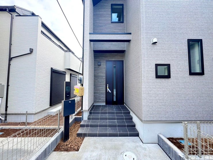 ◎玄関ポーチ:2-C号棟(2/20撮影)
土地が敷地延長の形状ですが、お子様が急に道路に飛び出す心配もなく、道路側からの視線も気にならず、安心してリビングでくつろげます!