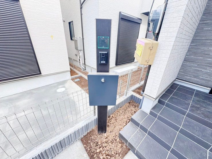 ◎機能門柱:2-C号棟(2/20撮影)
表札やポスト・インターホンなどが一つにまとまった機能門柱です。玄関まわりがスッキリとした印象になりますね。